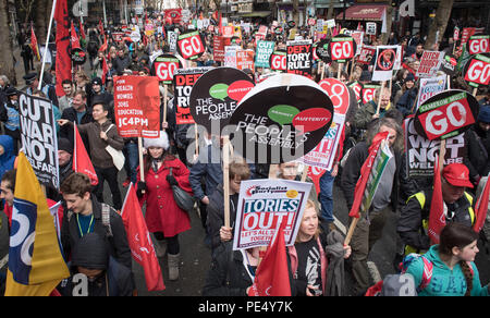 Shaftesbury Avenue, London, UK. 16. April 2016. Mehrere tausend Demonstranten nehmen Teil an der Volksversammlung nationalen Demonstration für Gesundheit, Ho Stockfoto