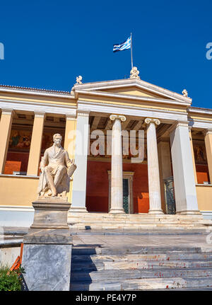 Die Nationale und Kapodistrias-Universität Athen mit der Statue von Ioannis Kapodistrias im Vordergrund. Athen. Attika, Griechenland. Stockfoto