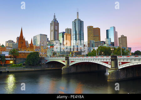 Skyline von Melbourne und die Fürsten Brücke über den Fluss Yarra bei Sonnenuntergang, Melbourne, Victoria, Australien Stockfoto