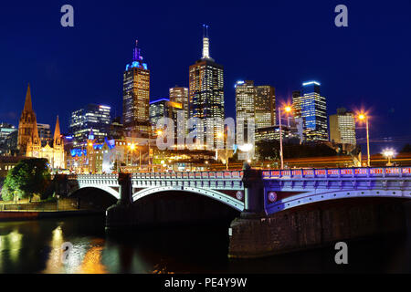 Skyline von Melbourne und die Fürsten Brücke über den Fluss Yarra bei Sonnenuntergang, Melbourne, Victoria, Australien Stockfoto