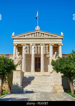 Principal Fassade der Akademie von Athen, Griechenland nationalen Akademie, die von Platon und Sokrates Statuen flankiert. Athen, Attika, Griechenland. Stockfoto