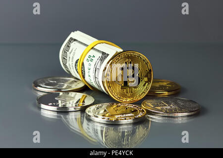 Münzen verschiedener crypto-Währungen mit Dollar. Stockfoto