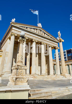 Principal Fassade der Akademie von Athen, Griechenland nationalen Akademie, mit Apollo Säule im Hintergrund. Athen, Attika, Griechenland. Stockfoto