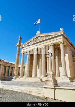 Principal Fassade der Akademie von Athen, Griechenland nationalen Akademie, mit Athena Säule im Hintergrund. Athen, Attika, Griechenland. Stockfoto