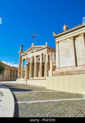 Principal Fassade der Akademie von Athen, Griechenland nationalen Akademie, mit Athena Säule im Hintergrund. Athen, Attika, Griechenland. Stockfoto