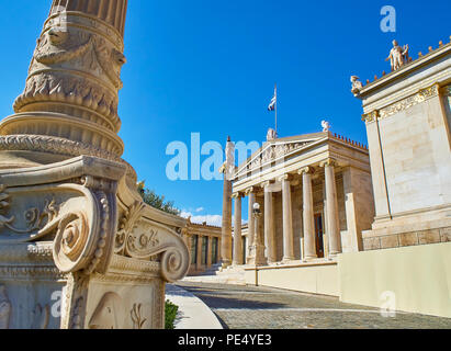 Principal Fassade der Akademie von Athen, Griechenland nationalen Akademie, mit Athena Säule im Hintergrund. Athen, Attika, Griechenland. Stockfoto