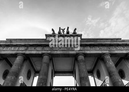 Schwarz-weiss Bild des Brandenburger Tors, Berlin; Deutschland. Das Brandenburger Tor quadriga Detail. Pariser Platz. Stockfoto