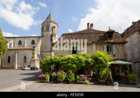 Street Scene im Zentrum von Issigeac, eine mittelalterliche Bastide in der Dordogne, Frankreich Europa Stockfoto