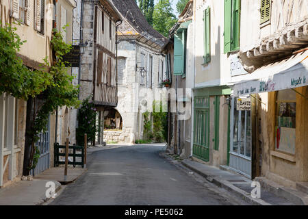 Street Scene im Zentrum von Issigeac, eine mittelalterliche Bastide in der Dordogne, Frankreich Europa Stockfoto