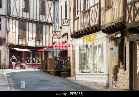 Street Scene im Zentrum von Issigeac, eine mittelalterliche Bastide in der Dordogne, Frankreich Europa Stockfoto