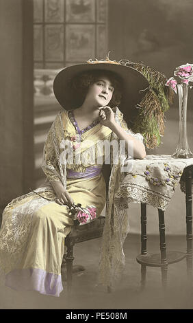 Jahrgang, Hand - getönt, Sepia, Edwardian Postkarte zeigt eine schöne Frau in ein Bild hat. Stockfoto