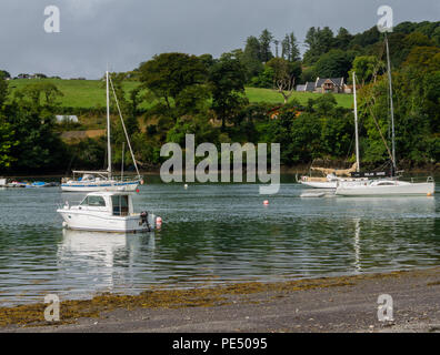 Yachten vor Anker in einer ruhigen Bucht in West Cork, Irland Stockfoto