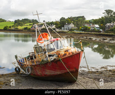 Rusty, ein Rosten Schiff zerstört Rumpf bis auf einem Creek Küste gebunden ist. Stockfoto