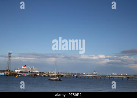 Die cunard Queen Victoria Kreuzfahrtschiff (l) und ihre Schwesterschiffe, die Cunard Queen Mary 2 und der Queen Elizabeth Cunard Cruise Ship ¨ verlassen Southampton Stockfoto