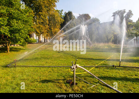 Baden-Baden, Lichtentaler Allee Park, Bewässerung am Morgen, Bewässerung der Grünflächen, während ganz Deutschland stöhnt unter der Sommer h Stockfoto