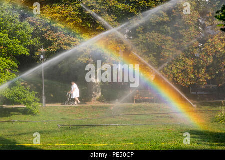 Baden-Baden, Lichtentaler Allee Park, Bewässerung am Morgen, Bewässerung der Grünflächen, während ganz Deutschland stöhnt unter der Sommer h Stockfoto