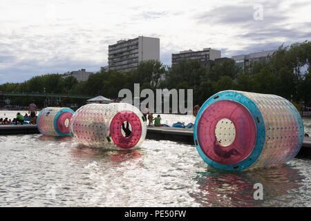 Wasser rollenden Kugeln in eine Open Air Pool Während der Paris Plages, Frankreich. Stockfoto