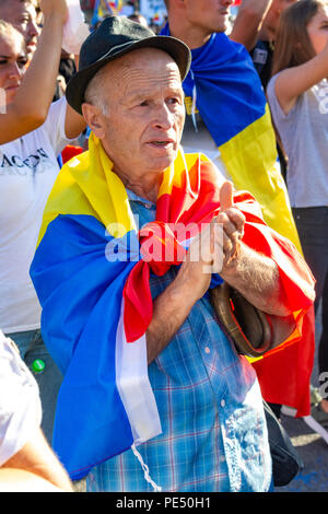 Bukarest, Rumänien - 10. August 2018: Ein alter Mann in der Diaspora Protest gegen die Art und Weise, wie Rumänien von Sozialdemokraten regiert protestiert Stockfoto