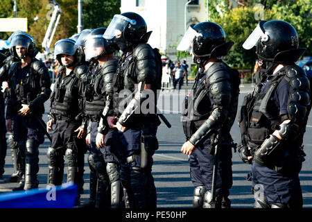 Bukarest, Rumänien - 10. August 2018: Bereitschaftspolizei bereit, die Manifestation während des Protestes in der Diaspora, als Zehntausende protes zu unterdrücken Stockfoto