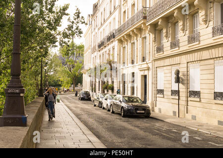 Pariser Straße - am späten Nachmittag auf dem Quai d'Orléans auf der Ile Saint Louis. Frankreich. Stockfoto