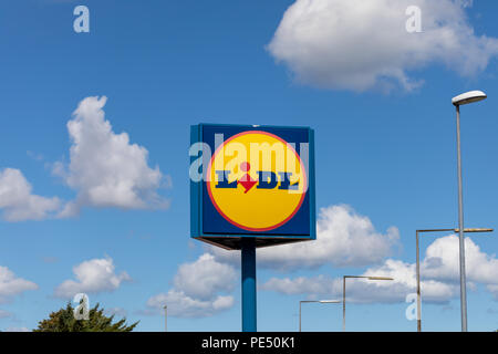 Lidl Zeichen gegen den blauen Himmel Stockfoto