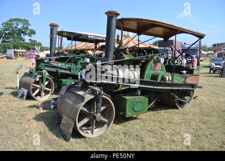 Ein Paar dampfbetriebene Straßenwalzen, die auf der Torbay Steam Fair, in Churston, Devon, England, Großbritannien ausgestellt wurden. Stockfoto