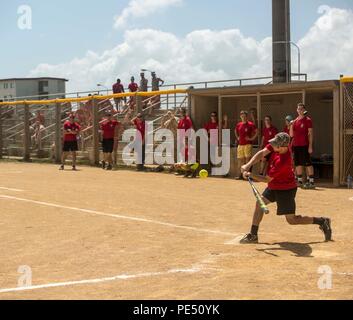 Sgt. Douglas T. Watson schaukeln Weg in einem Softballspiel während der Krieger Turnier, ein Selbstmord Sensibilisierung und Prävention Veranstaltung, am Lager Hansen, Okinawa, Japan, Sept. 25, 2015. Die Mission der Krieger Turnier ist Service Mitglieder aus einem Klassenzimmer zu ziehen und sie in einem interaktiven und spannenden Lernumgebung, nach Oberst Michael L. Kuhn, der als stellvertretender Kommandant für 3rd Marine Division dient, III Marine Expeditionary Force. Watson, von Eden, North Carolina, ist ein Bilder Analytiker mit 3 Intelligenz Bataillon, III Marine Expeditionary Force Headquart Stockfoto