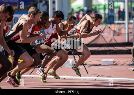 Us-Leichtathlet Daniel Burg (rechts) konkurriert in der Männer 1500 m Wettbewerb 2015 6 CISM World Games. Die cism World Games bietet die Möglichkeit für die Athleten von über 100 verschiedenen Nationen zusammen zu kommen und Freundschaft durch Sport genießen. Das 6. jährliche CISM World Games werden an Bord Mungyeong, Südkorea, 30. September - 11. Oktober statt. (U.S. Marine Corps Foto von Cpl. Jordan E. Gilbert/Freigegeben) Stockfoto