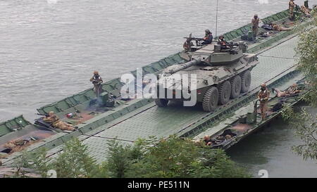 Us-Amerikanische und Italienische Fallschirmjäger bieten Sicherheit auf einem schwimmenden Brücke ermöglicht eine taktische Fahrzeug der Fluss Po während einer kombinierten Brückenkopf Beschlagnahme in Piacenza, Italien, Oct 2. Übung Iguana stellt die Fähigkeit der Folgare Brigade der Durchführung bridging Operationen mit der 173Rd Airborne Brigade. Stockfoto