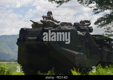 Us-Marines mit Firma Golf, 2.BATAILLON, 3 Marines Regiment, Durchführung einer simulierten Strand-Raid während amphibische Landung Übung 2015 (PHIBLEX 15) Naval Bildung und Training Center, Philippinen, 5. 15 PHIBLEX ist eine jährliche bilaterale Übung mit US-Marines und Marine Kräfte, die mit der Streitkräfte der Philippinen, um die Interoperabilität zu stärken und die Zusammenarbeit im Bereich der militärischen Operationen von der Katastrophenhilfe bis hin zu komplexen expeditionary Operations. (U.S. Marine Corps Foto von Lance Cpl. Robert Gonzales/Freigegeben) Stockfoto