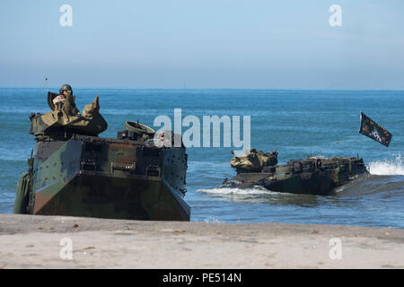 Us-Marines mit Firma Golf, 2.BATAILLON, 3 Marines Regiment, Durchführung einer simulierten Strand-Raid während amphibische Landung Übung 2015 (PHIBLEX 15) Naval Bildung und Training Center, Philippinen, 5. 15 PHIBLEX ist eine jährliche bilaterale Übung mit US-Marines und Marine Kräfte, die mit der Streitkräfte der Philippinen, um die Interoperabilität zu stärken und die Zusammenarbeit im Bereich der militärischen Operationen von der Katastrophenhilfe bis hin zu komplexen expeditionary Operations. (U.S. Marine Corps Foto von Lance Cpl. Robert Gonzales/Freigegeben) Stockfoto