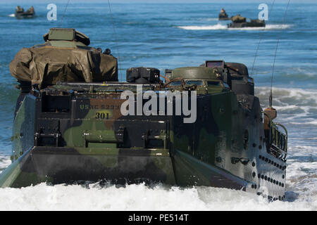 Us-Marines mit Firma Golf, 2.BATAILLON, 3 Marines Regiment, Durchführung einer simulierten Strand-Raid während amphibische Landung Übung 2015 (PHIBLEX 15) Naval Bildung und Training Center, Philippinen, 5. 15 PHIBLEX ist eine jährliche bilaterale Übung mit US-Marines und Marine Kräfte, die mit der Streitkräfte der Philippinen, um die Interoperabilität zu stärken und die Zusammenarbeit im Bereich der militärischen Operationen von der Katastrophenhilfe bis hin zu komplexen expeditionary Operations. (U.S. Marine Corps Foto von Lance Cpl. Robert Gonzales/Freigegeben) Stockfoto