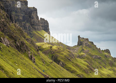 Wanderer auf dem Quiraing, trotternish Ridge, Isle of Skye, Schottland Stockfoto