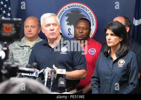 Ein Vertreter der Federal Emergency Management Agency unterweist die Medien auf die Flut Reaktion am Okt. 6, 2015. Das South Carolina National Guard hat mehr als 2.200 Soldaten aktiviert und Flieger- und County Emergency Management Agenturen und Rettungskräfte zu unterstützen als historische Hochwasser Auswirkungen South Carolina. (U.S. Air National Guard Foto von 1 Leutnant Stephen D. Hudson/Freigegeben) Stockfoto