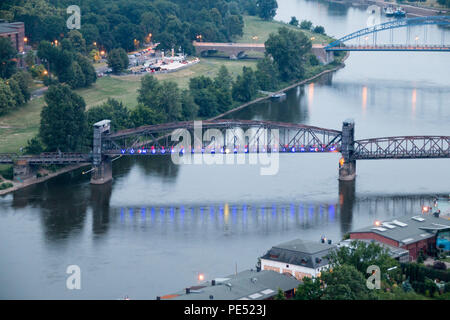 Magdeburg, Deutschland - Juni 9, 2018: Blick von einem der Türme der Magdeburger Dom an der Elbe und der berühmten hubbrücke in Magdeburg, Ge Stockfoto