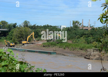 US-Soldaten aus South Carolina Army National Guard und zivile Mitarbeiter arbeiten zusammen an der Columbia-Kanal für den Bau eines neuen Damms bei einer landesweiten Flut Reaktion, 6. Oktober 2015 vorzubereiten. Der South Carolina National Guard wurde aktiviert, um Zustand und Grafschaft Notfallmanagement Organisationen und lokalen Ersthelfer als historischen Überschwemmungen Auswirkungen Grafschaften landesweiten unterstützen. Derzeit sind mehr als 2.200 Mitglieder der Nationalgarde von South Carolina als Reaktion auf das Hochwasser aktiviert. (Foto: U.S. Air National Guard Flieger 1. Klasse Ashleigh S. Pavelek/freigegeben) Stockfoto