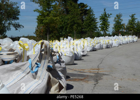 US-Soldaten aus South Carolina Army National Guard und zivile Mitarbeiter arbeiten zusammen an der Columbia-Kanal für den Bau eines neuen Damms bei einer landesweiten Flut Reaktion, 6. Oktober 2015 vorzubereiten. Der South Carolina National Guard wurde aktiviert, um Zustand und Grafschaft Notfallmanagement Organisationen und lokalen Ersthelfer als historischen Überschwemmungen Auswirkungen Grafschaften landesweiten unterstützen. Derzeit sind mehr als 2.200 Mitglieder der Nationalgarde von South Carolina als Reaktion auf das Hochwasser aktiviert. (Foto: U.S. Air National Guard Flieger 1. Klasse Ashleigh S. Pavelek/freigegeben) Stockfoto