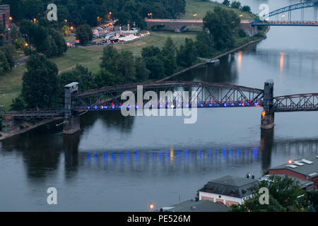 Magdeburg, Deutschland - Juni 9, 2018: Blick von einem der Türme der Magdeburger Dom an der Elbe und der berühmten hubbrücke in Magdeburg, Ge Stockfoto