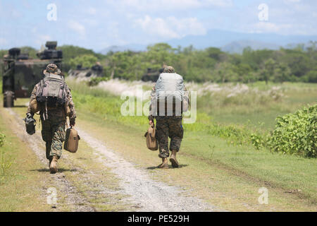 Us-Marines mit Firma Golf, 2.BATAILLON, 3 Marines Regiment, Durchführung einer simulierten Strand-Raid während amphibische Landung Übung 2015 (PHIBLEX 15) Naval Bildung und Training Center, Philippinen, 5. 15 PHIBLEX ist eine jährliche bilaterale Übung mit US-Marines und Marine Kräfte, die mit der Streitkräfte der Philippinen, um die Interoperabilität zu stärken und die Zusammenarbeit im Bereich der militärischen Operationen von der Katastrophenhilfe bis hin zu komplexen expeditionary Operations. (U.S. Marine Corps Foto von Lance Cpl. Robert Gonzales/Freigegeben) Stockfoto