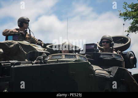 Us-Marines mit Firma Golf, 2.BATAILLON, 3 Marines Regiment, Durchführung einer simulierten Strand-Raid während amphibische Landung Übung 2015 (PHIBLEX 15) Naval Bildung und Training Center, Philippinen, 5. 15 PHIBLEX ist eine jährliche bilaterale Übung mit US-Marines und Marine Kräfte, die mit der Streitkräfte der Philippinen, um die Interoperabilität zu stärken und die Zusammenarbeit im Bereich der militärischen Operationen von der Katastrophenhilfe bis hin zu komplexen expeditionary Operations. (U.S. Marine Corps Foto von Lance Cpl. Robert Gonzales/Freigegeben) Stockfoto