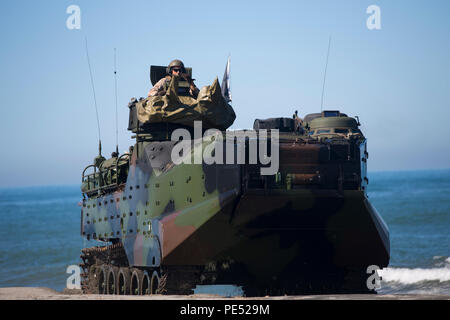 Us-Marines mit Firma Golf, 2.BATAILLON, 3 Marines Regiment, Durchführung einer simulierten Strand-Raid während amphibische Landung Übung 2015 (PHIBLEX 15) Naval Bildung und Training Center, Philippinen, 5. 15 PHIBLEX ist eine jährliche bilaterale Übung mit US-Marines und Marine Kräfte, die mit der Streitkräfte der Philippinen, um die Interoperabilität zu stärken und die Zusammenarbeit im Bereich der militärischen Operationen von der Katastrophenhilfe bis hin zu komplexen expeditionary Operations. (U.S. Marine Corps Foto von Lance Cpl. Robert Gonzales/Freigegeben) Stockfoto