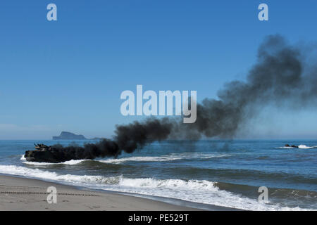 Us-Marines mit Firma Golf, 2.BATAILLON, 3 Marines Regiment, Durchführung einer simulierten Strand-Raid während amphibische Landung Übung 2015 (PHIBLEX 15) Naval Bildung und Training Center, Philippinen, 5. 15 PHIBLEX ist eine jährliche bilaterale Übung mit US-Marines und Marine Kräfte, die mit der Streitkräfte der Philippinen, um die Interoperabilität zu stärken und die Zusammenarbeit im Bereich der militärischen Operationen von der Katastrophenhilfe bis hin zu komplexen expeditionary Operations. (U.S. Marine Corps Foto von Lance Cpl. Robert Gonzales/Freigegeben) Stockfoto