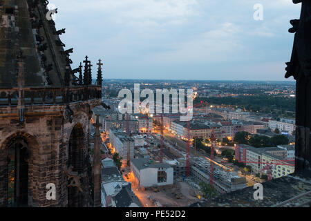 Magdeburg, Deutschland - Juni 9, 2018: Blick auf einen der beiden Türme des Magdeburger Dom mit der Elbe im Hintergrund und die berühmten lift Brid Stockfoto