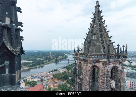 Magdeburg, Deutschland - Juni 9, 2018: Blick auf einen der beiden Türme des Magdeburger Dom mit der Elbe im Hintergrund und die berühmten lift Brid Stockfoto