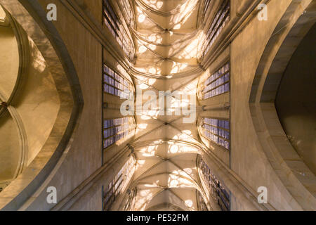 Magdeburg, Deutschland - Juni 9, 2018: Blick auf die Fenster des Kirchenschiffes der Magdeburger Dom, Deutschland. Stockfoto