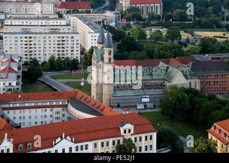 Magdeburg, Deutschland - Juni 9, 2018: Blick vom Turm der Kathedrale, das Kloster Unser Lieben Frauen in Magdeburg. Stockfoto