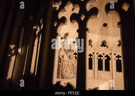 Magdeburg, Deutschland - Juni 9, 2018: Nächtliche Ansicht der Statuen von Editha und Otto im Dom von Magdeburg, Deutschland. Stockfoto