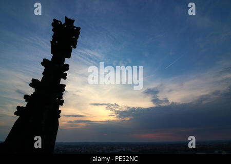 Magdeburg, Deutschland - Juni 9, 2018: Abend Blick auf die Spitze der Magdeburger Dom, Deutschland. Stockfoto