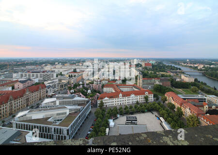 Magdeburg, Deutschland - Juni 9, 2018: Blick vom Turm der Kathedrale zum Hundertwasserhaus, das Parlament und das Kloster Unser Lieben Frau Stockfoto