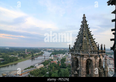 Magdeburg, Deutschland - Juni 9, 2018: Abendlicher Blick von einer der beiden Türme der Magdeburger Dom, Deutschland. Stockfoto